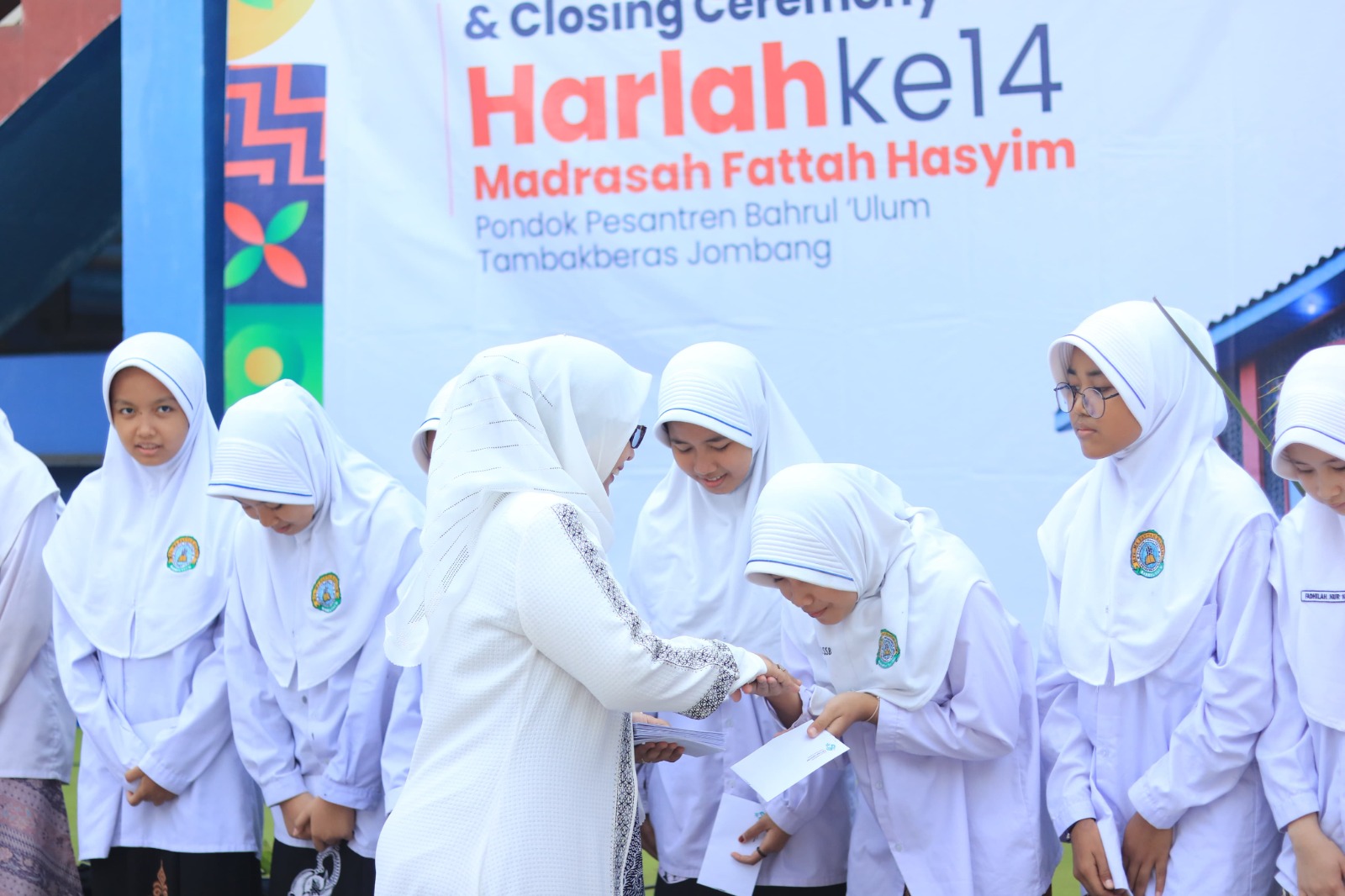 Kasih Tanpa Batas: Santunan 126 Anak Yatim di Harlah Madrasah Fattah Hasyim.