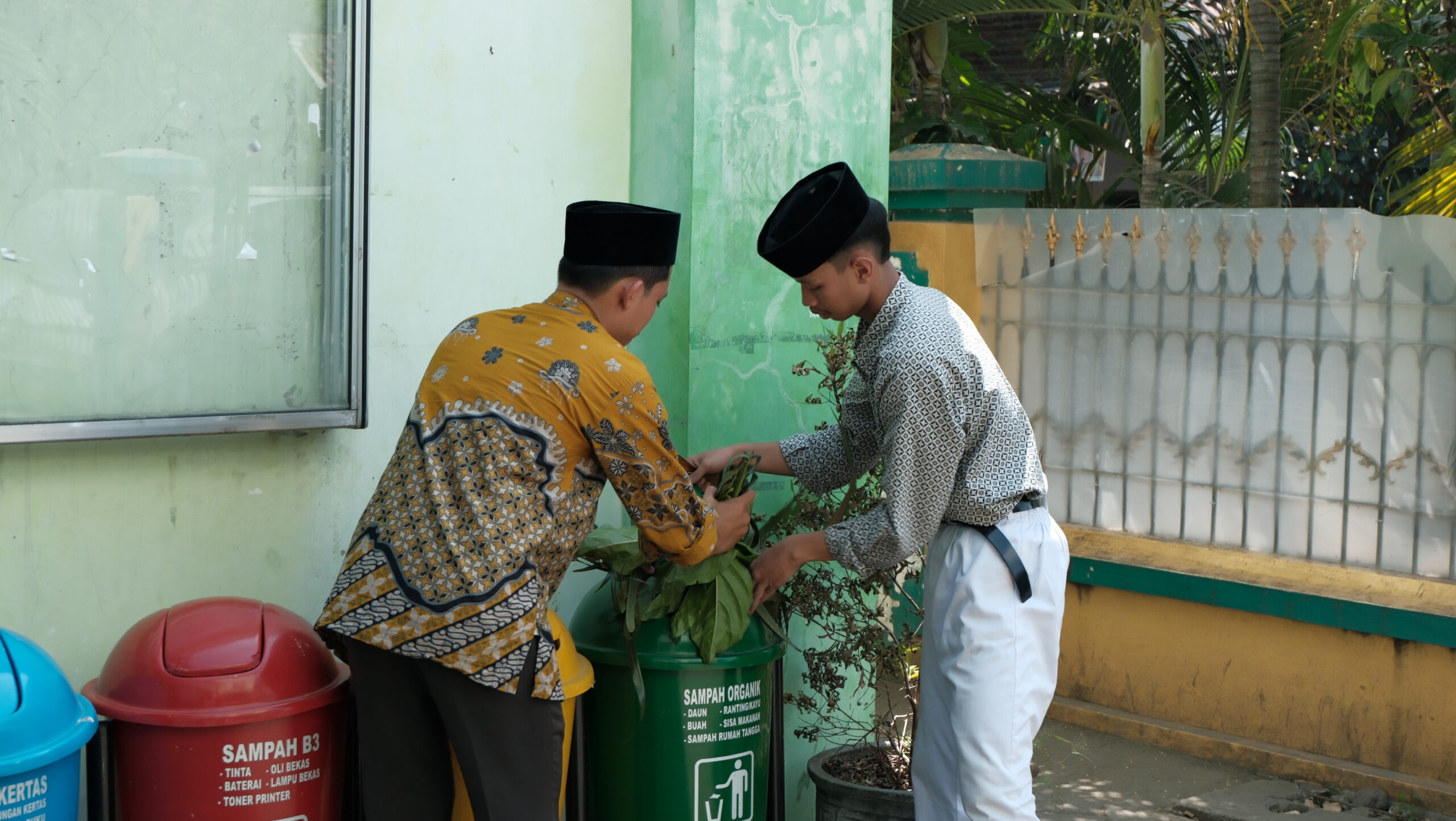 Menjaga Kebersihan Lingkungan Madrasah Fattah Hasyim, Pak Maqin: Aksi Kecil, Berdampak Besar