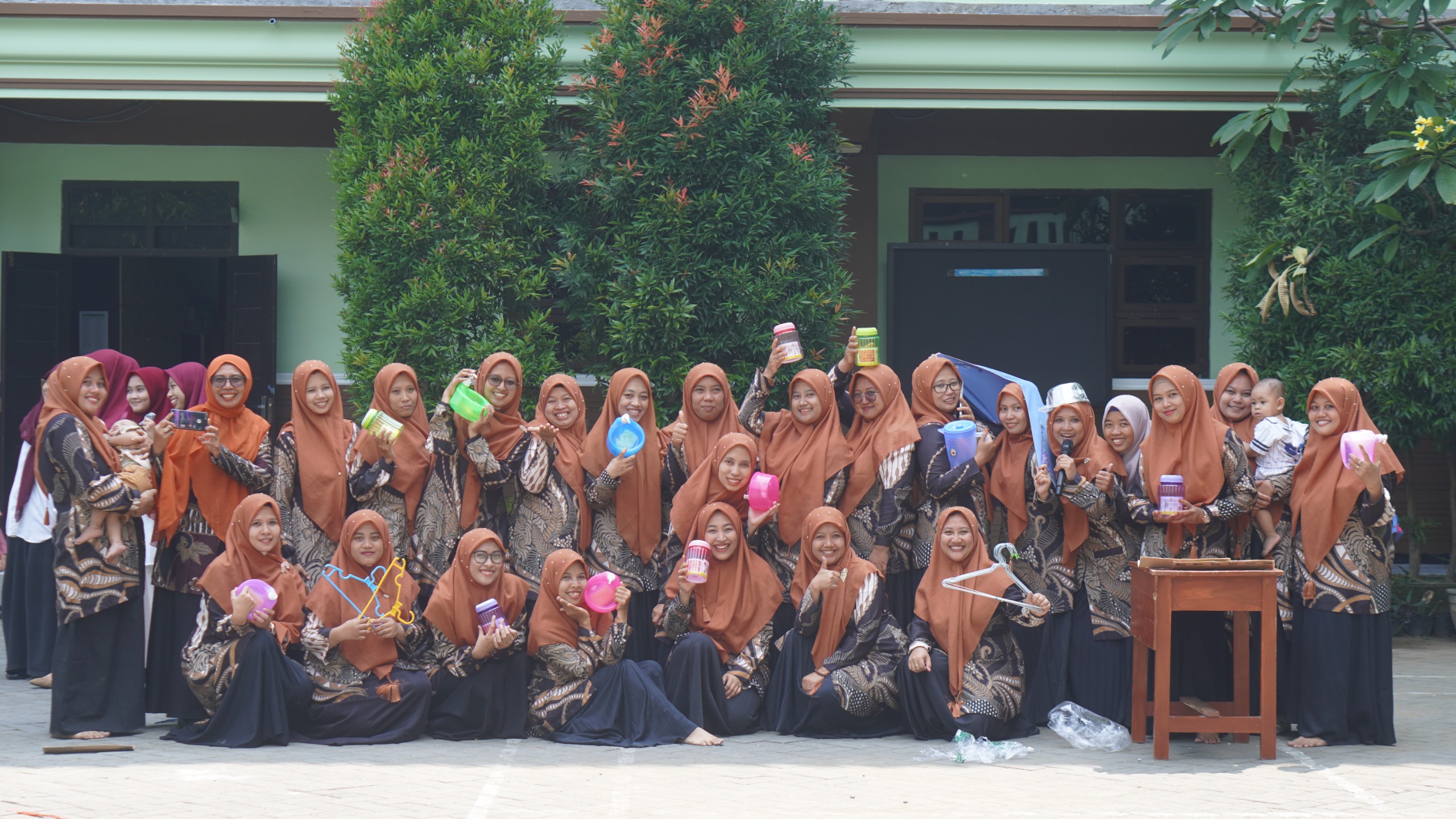 Guru dan Karyawan Turun Arena: Lomba 17-an di Madrasah Fattah Hasyim Buktikan Semangat Solidaritas